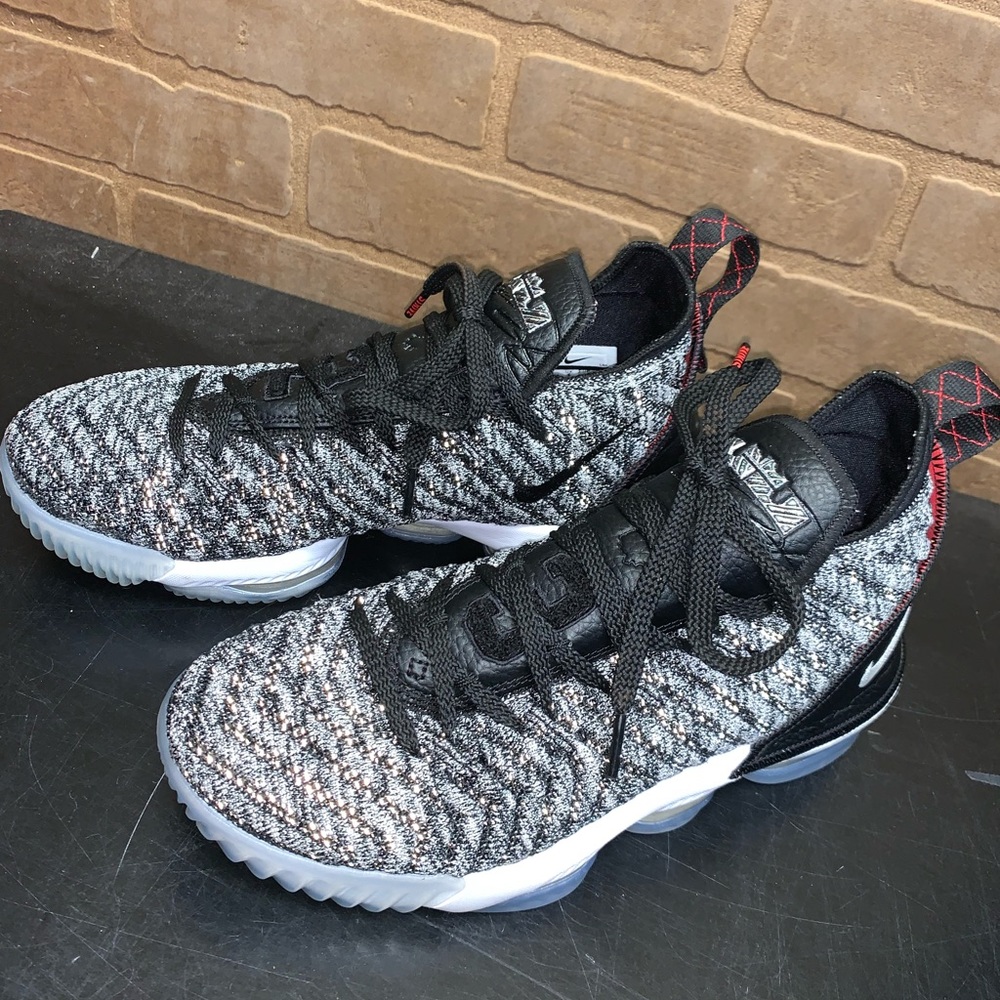 Nike LeBron 16 Oreo